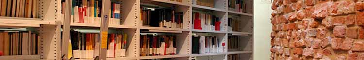 La biblioteca permette la consultazione a scaffale aperto